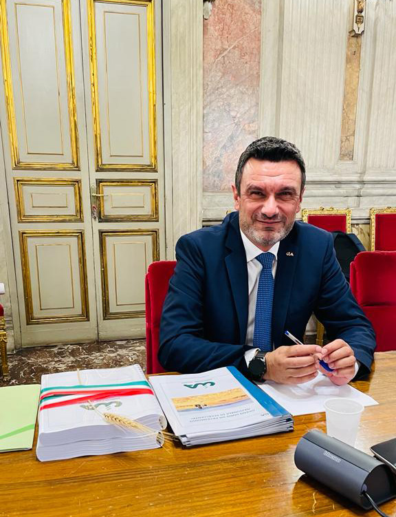 Cia_Agricoltura's tweet photo. Al #Masaf la battaglia #Cia salva-#grano italiano🌾
Incontro con il ministro @FrancescoLollo1 per la delegazione guidata dal presidente #Fini 👨‍🌾🇮🇹
Sul tavolo 51 mila firme e dossier. Incassati i primi risultati✅
Leggi tutto 👉 https://t.co/Yzu2lXEjCA https://t.co/fpkLshuPVb