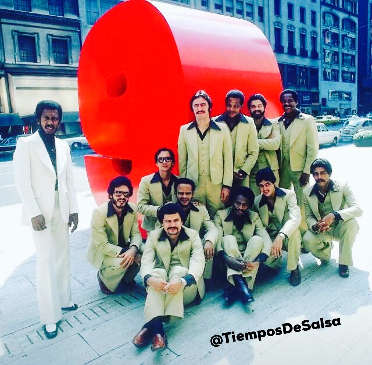 TiemposDeSalsa's tweet photo. El 20 julio de 1969 llegaba a la superficie de la luna, el ‘Apollo 11’, la misión espacial lanzada por EEUU. Ese mismo día Roberto Roena junto al trompetista Elias Lopés creaban una nueva orquesta... era el nacimiento del Apollo Sound.

#TiemposDeSalsa #ApolloSound https://t.co/Ev2384dL3l