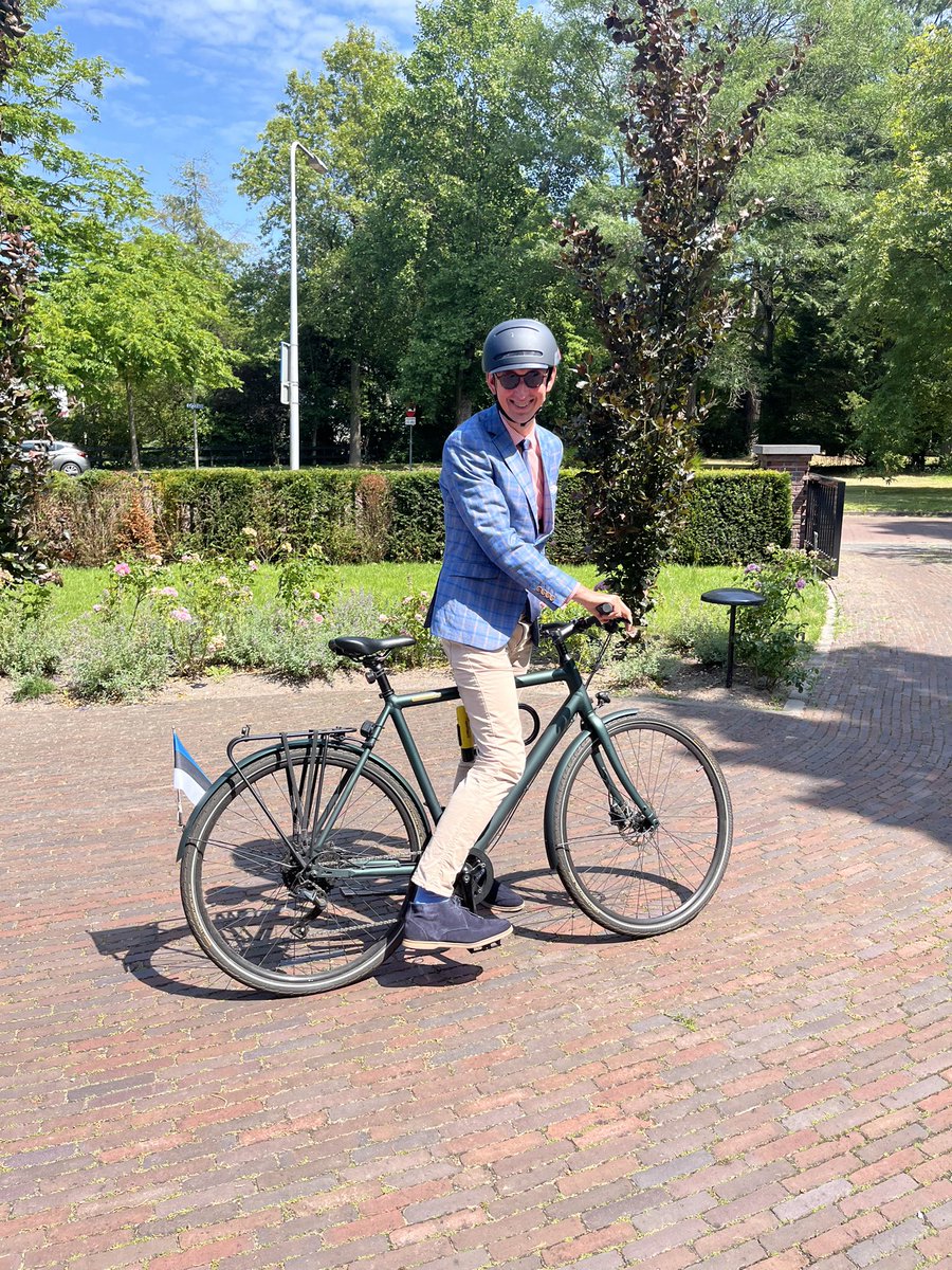 #DutchDays It’s almost impossible “not to do 🚲 as the Dutch do 🚲” here in #TheNetherlands. But our 🚴‍♂️ ‘leader’ Ambassador @LKuusing 🇪🇪 (here with his official bicycle & flag) has come up with a brilliant idea 💡 Let us cycle to #Delft & #Rotterdam for a good cause! More 🔜