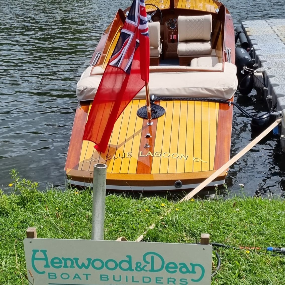 WESTSYSTEMEPOXY's tweet photo. Last weekend, at the Thames Traditional Boat Show, we celebrated wooden boat ownership and the art of classic boat restoration. Meeting our passionate WEST SYSTEM® friends. ⛵ @Dunkirk_Ships @ibtc_uk @boatbuilding
#westsystem #westsystemepoxy #boatbuilders #restorations https://t.co/bsQ5FJzZl1