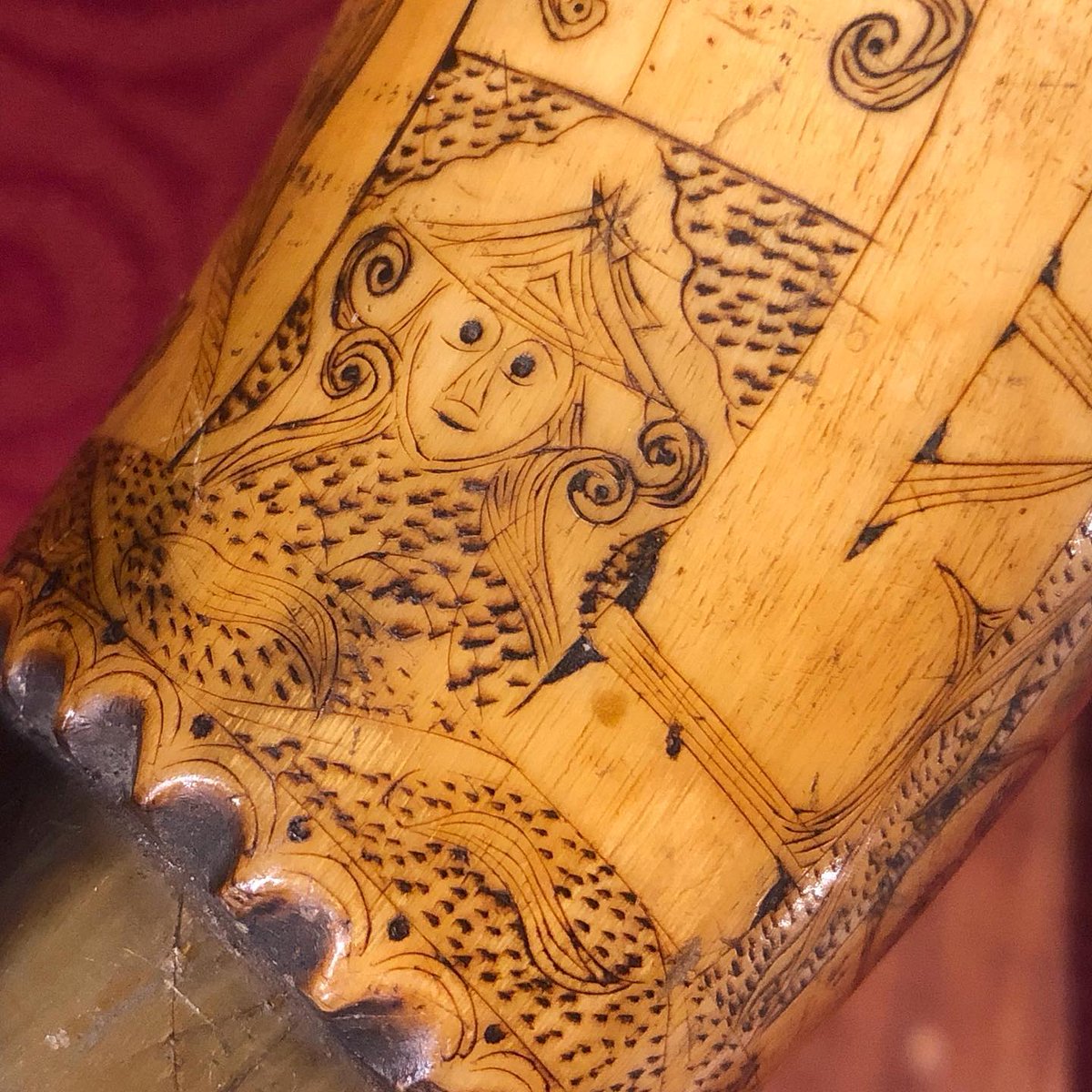 Frontier chinoiserie? Detail from a powder horn at @HistDeerfield belonging to John Tribble of Lyme, Connecticut, carved at Fort Edward in 1758. Tribble evidently made his way from New York to the Caribbean, only to disappear during the 1762 Siege of Havana. #VastEarlyAmerica