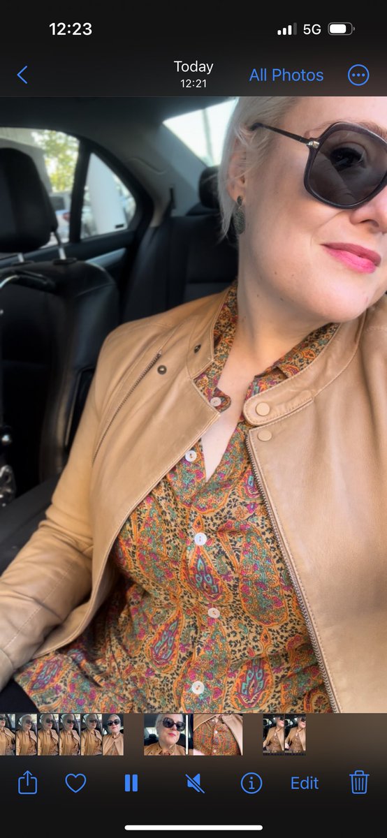 MartelizeBrink's tweet photo. Wanneer laas het jy paisley gedra!? En kyk net hoe mooi is die kleure met bietjie van ‘n glans. Desray dra dit natuurlik so mooi. Die bloes is ‘n sy “versnit”. So sag en hang mooi vroulik en vleiend. https://t.co/gwNAH5U3Rf
#blouse #bloes #clothing #klere #desray #paisley https://t.co/cKWfZzLseO