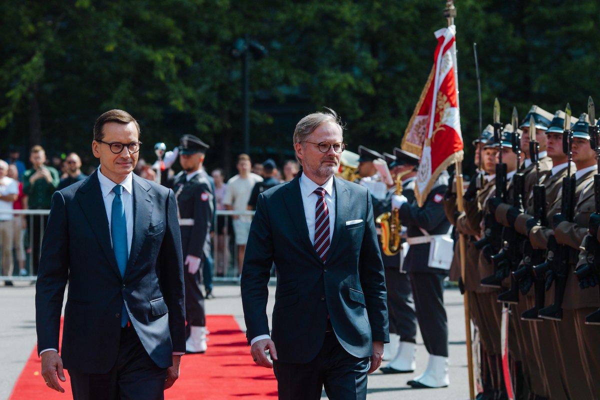 MorawieckiM's tweet photo. #KonsultacjePLCZ w Katowicach właśnie się zakończyły, ale współpraca polsko-czeska nadal trwa.🇨🇿🤝🇵🇱 

Nadajemy na tej samej fali. Polskę i Czechy łączy wspólne spojrzenie na przyszłość Europy. Pokazaliśmy, że nasze wspólne działanie zapewnia stabilność UE. https://t.co/gTgVfsrIDE