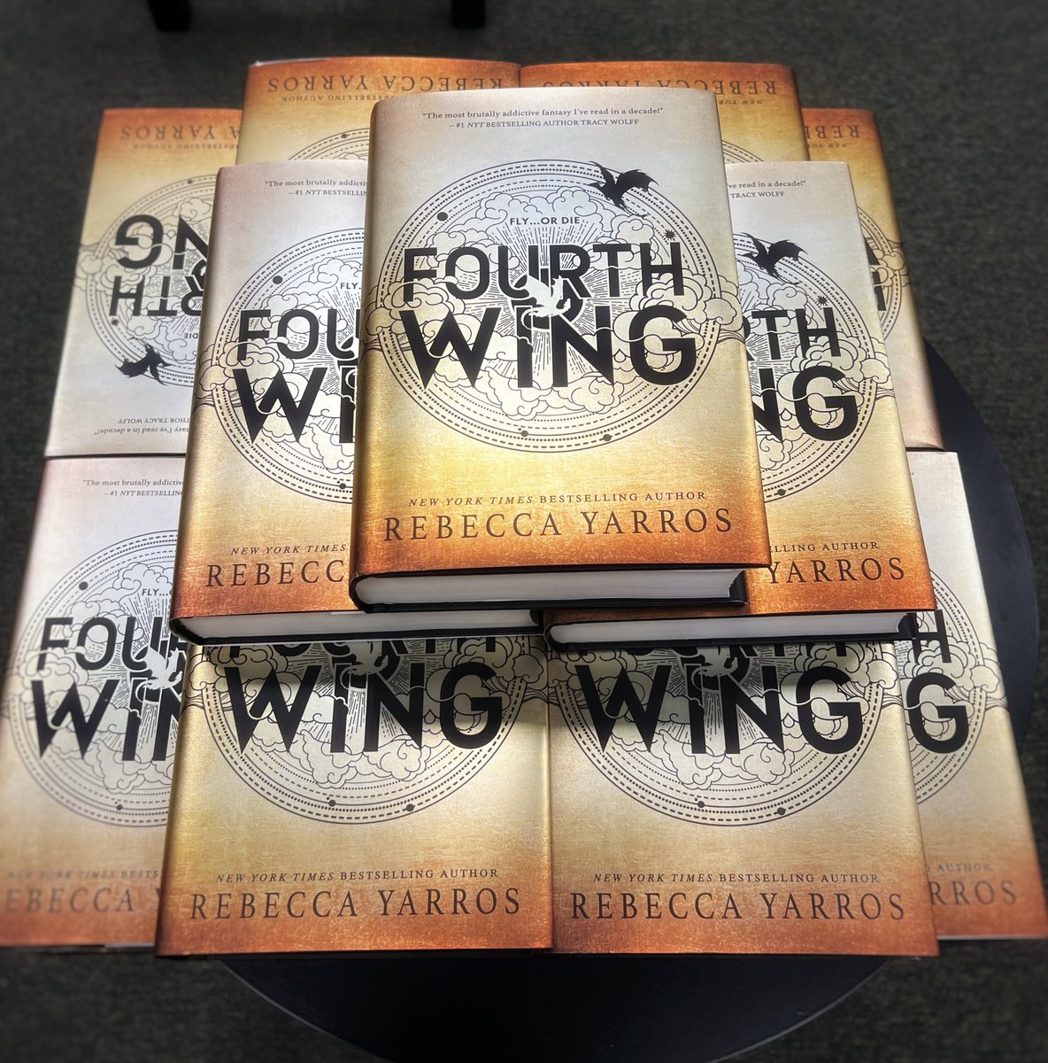 🚨THIS IS NOT A DRILL🚨
We finally have Fourth Wing back in stock, so come grab your copy before they’re gone!