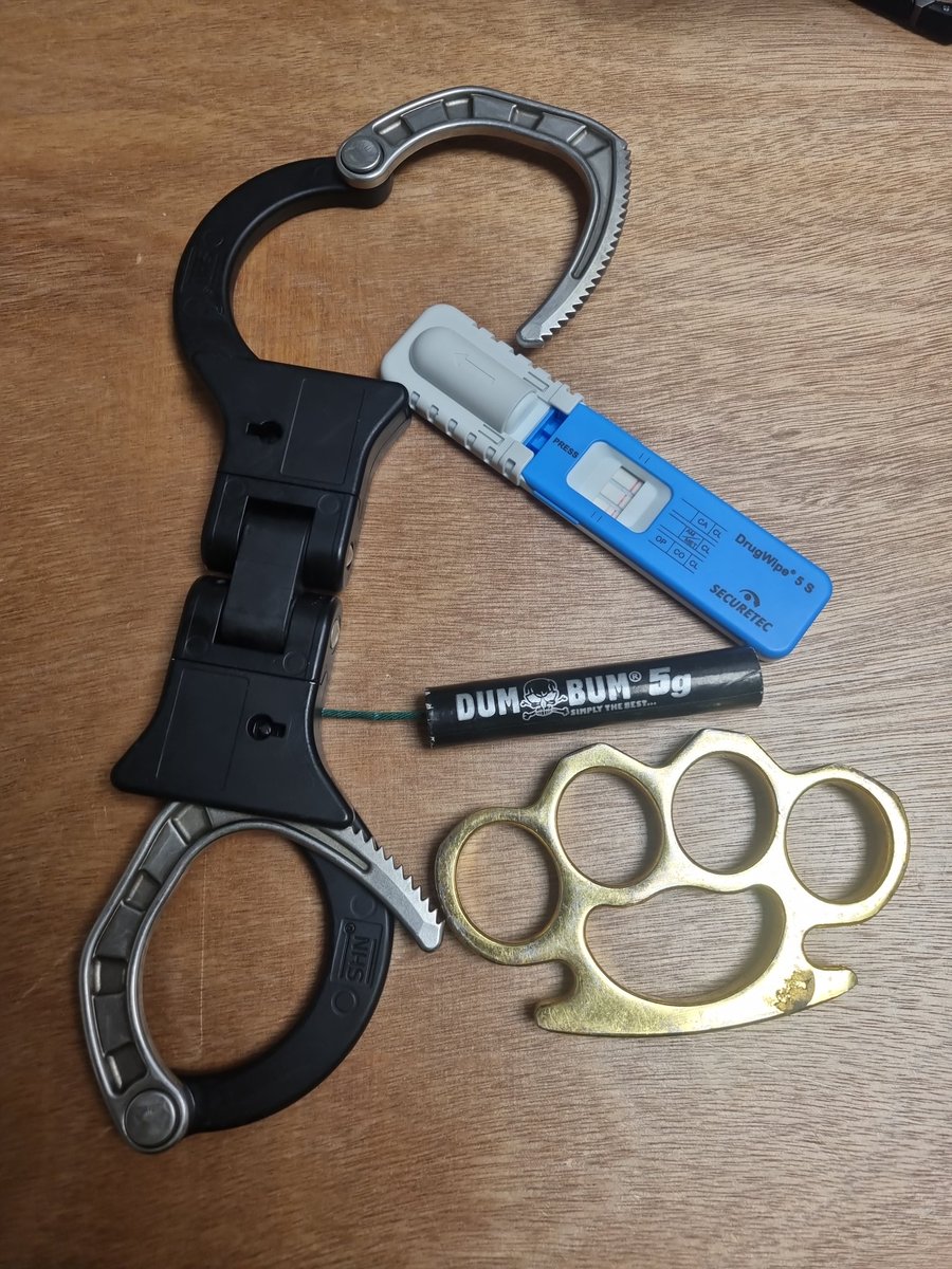 Hielden wij in #Grootegast samen met #Politie #Westerkwartier een 22 jarige bestuurder aan uit de gemeente #Westerkwartier op verdenking van rijden onder invloed #Cocaïne. Tevens bezit #boksbeugel en professioneel #vuurwerk hiervoor krijgt verdachte in elk geval PV.