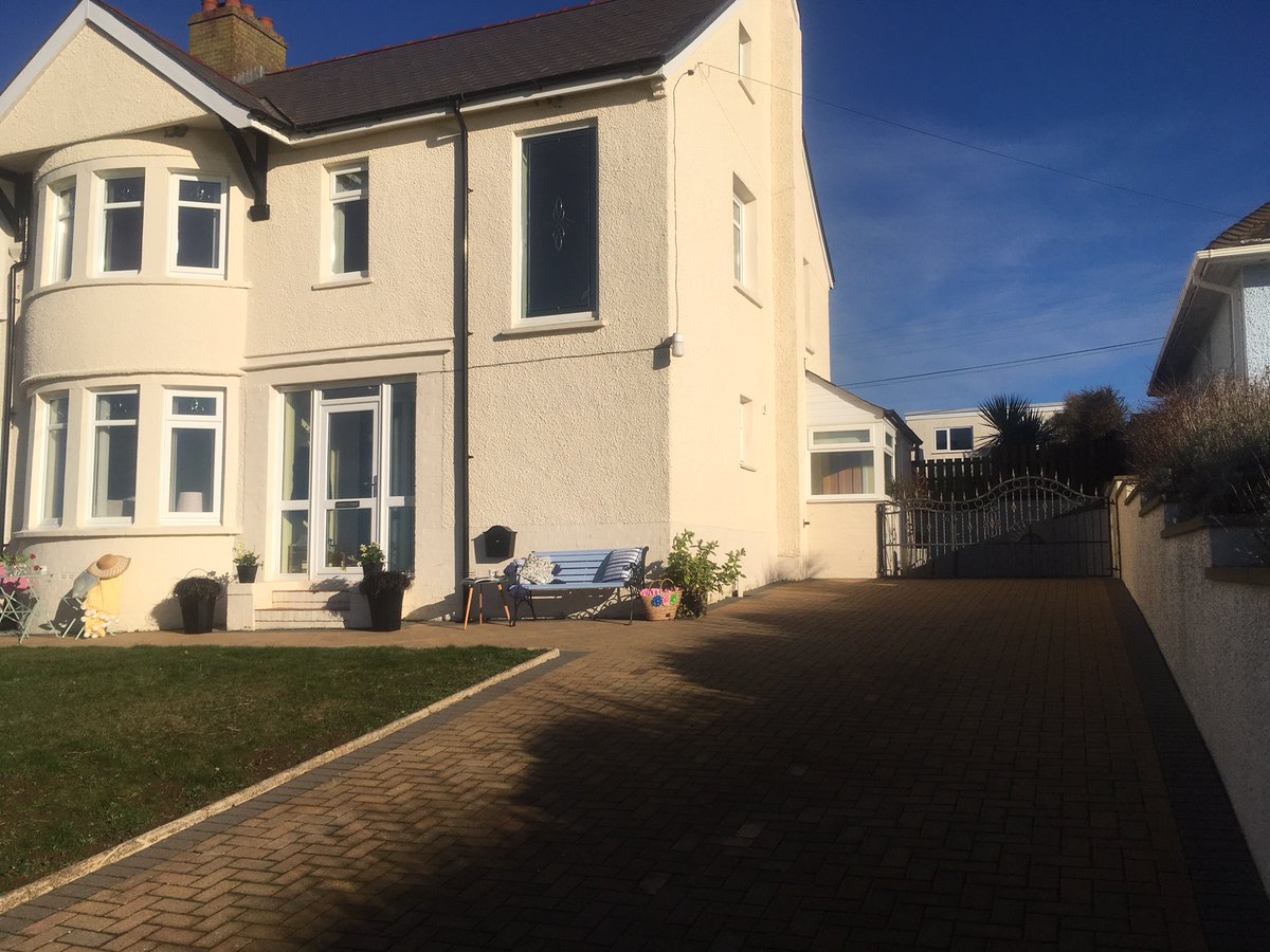 TheHolidayCots's tweet photo. High Cliff presents exceptional self-catering accommodation in Gwbert, offering breathtaking views overlooking Ceredigion Bay and the Teifi Estuary. 

🛏️ Sleeps 1- 8
https://t.co/0IlleqHeSZ 

#HighCliff #SelfCateringAccommodation #CeredigionBay #TeifiEstuary #CoastalHoliday https://t.co/JhCGcE40AW