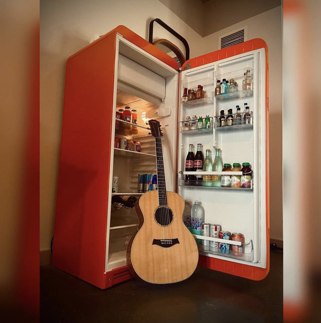 Texican Court provides the perfect spot for watching and enjoying local artists taking the stage. Book our LIVE MUSIC &amp; LONG NECKS Package on your next Thursday-Saturday staycation in Las Colinas! 🎶🍺☀️ 
Book Now: bit.ly/33uc2du
📷 guitarfrenchie