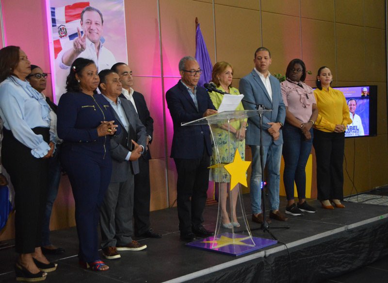 Robertdelacruzw's tweet photo. La Comisión Nacional Electoral en la rueda de prensa sostenida esta mañana, luego de haber culminado el proceso de inscripción y depuración de la documentación recibida, informa el siguiente resultado obtenido:

Nivel de Senadores:
11 Reservas
18 Consensos
03 Plazas que serán escogidas por encuesta.

Nivel de Diputados: 
60 Reservas
15 consensos
34 plazas que serán escogidas por encuestas

Nivel de Alcaldías:
43 reservas.
61 consensos 
54 plazas que serán escogidas por encuestas

Distritos Municipales:
61 reservas 
112 consensos
62 plazas que serán escogidas por encuestas.

Esta es una firme demostración de la unión y postura democrática que mora en el @PLDenlinea ⭐️