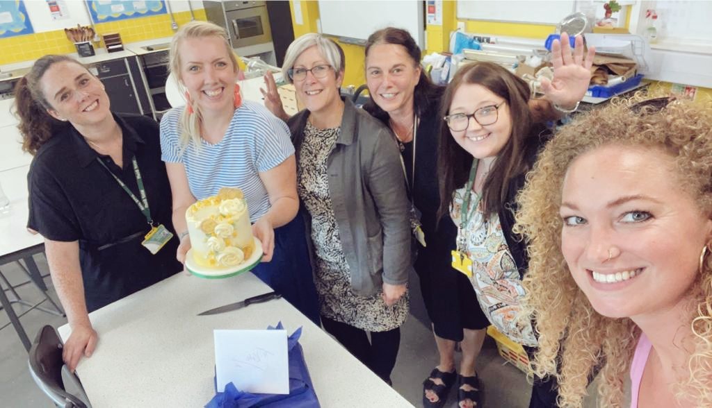 MrsMulhall3's tweet photo. And so we say goodbye to Kate today ๐ฅ Thank you for all your hard work ๐
We couldn't let he go without a cake! Lemon ๐ฐ We will all miss you next year! Xx
#cake
#hobbybaker
@DTMelkshamOak https://t.co/hNrfER2Sbd