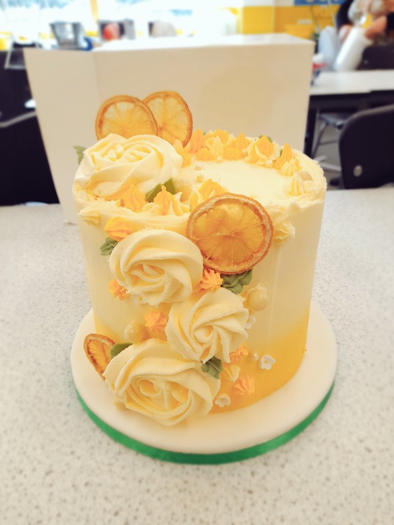 MrsMulhall3's tweet photo. And so we say goodbye to Kate today ๐ฅ Thank you for all your hard work ๐
We couldn't let he go without a cake! Lemon ๐ฐ We will all miss you next year! Xx
#cake
#hobbybaker
@DTMelkshamOak https://t.co/hNrfER2Sbd