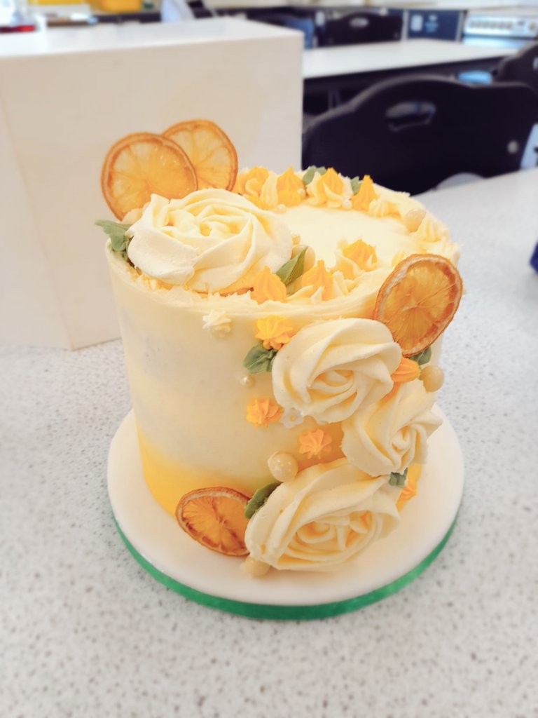 MrsMulhall3's tweet photo. And so we say goodbye to Kate today ๐ฅ Thank you for all your hard work ๐
We couldn't let he go without a cake! Lemon ๐ฐ We will all miss you next year! Xx
#cake
#hobbybaker
@DTMelkshamOak https://t.co/hNrfER2Sbd
