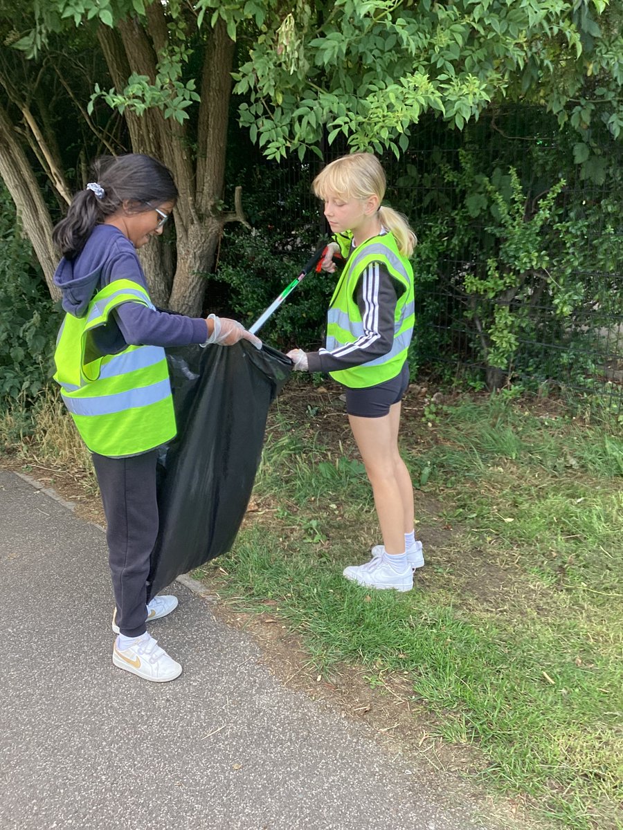 MNA_Year3's tweet photo. Children at MNA have been out litter picking in the community this afternoon. Earlier this year, our School Councillors wrote to  @CllrRobFinnigan who kindly donated some litter pickers for us to use. https://t.co/J59RgxBhdU