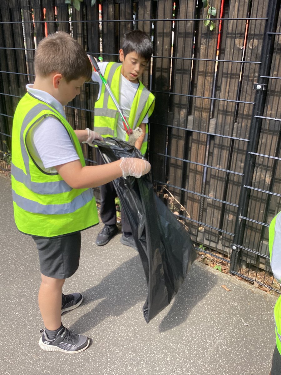MNA_Year3's tweet photo. Children at MNA have been out litter picking in the community this afternoon. Earlier this year, our School Councillors wrote to  @CllrRobFinnigan who kindly donated some litter pickers for us to use. https://t.co/J59RgxBhdU