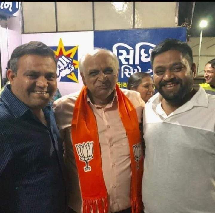 Joshi1Mitali's tweet image. હવે ખબર પડી કે કેમ ઋષિકેશ પટેલ પોતે પહોંચી આવ્યા સોલા સિવિલ અને 4-4 લાખ રૂપિયા મૃતકો નીં કિમત લગાવી?
ભીનું સંકેલવા.....
અને આજ સુધી @sanghaviharsh પોતે જ્યાં સાંત્વના આપવા ગયા છે ત્યાં ન્યાય મળ્યો જ નથી....
દાખલો કિશન ભરવાડ નો આપડી સામે છે!👍