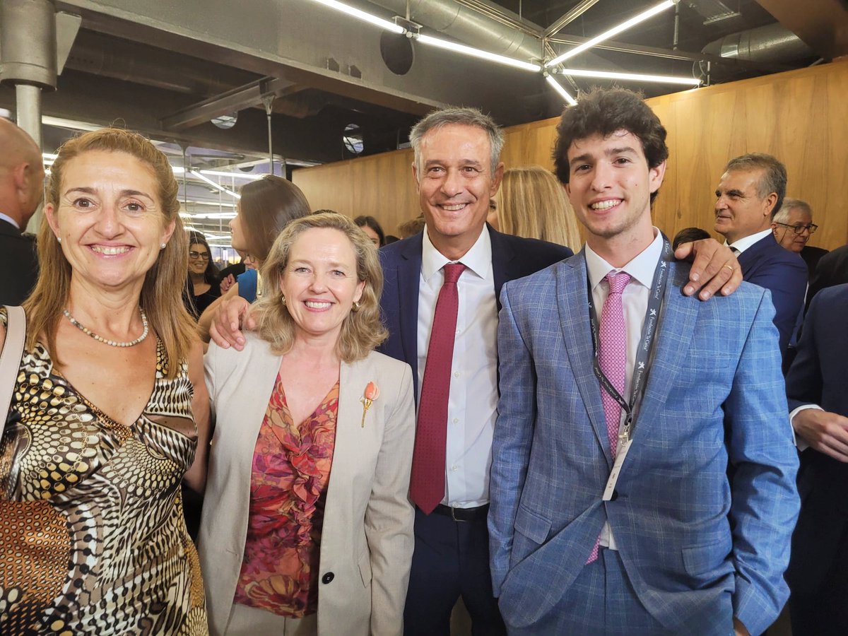Congratulations to Ignasi Simon Grau for being awarded "la Caixa" Postgraduate Fellowship Abroad. The fellowship was awarded by none other than the King and Queen of Spain (pictured here with Ignasi and his family).