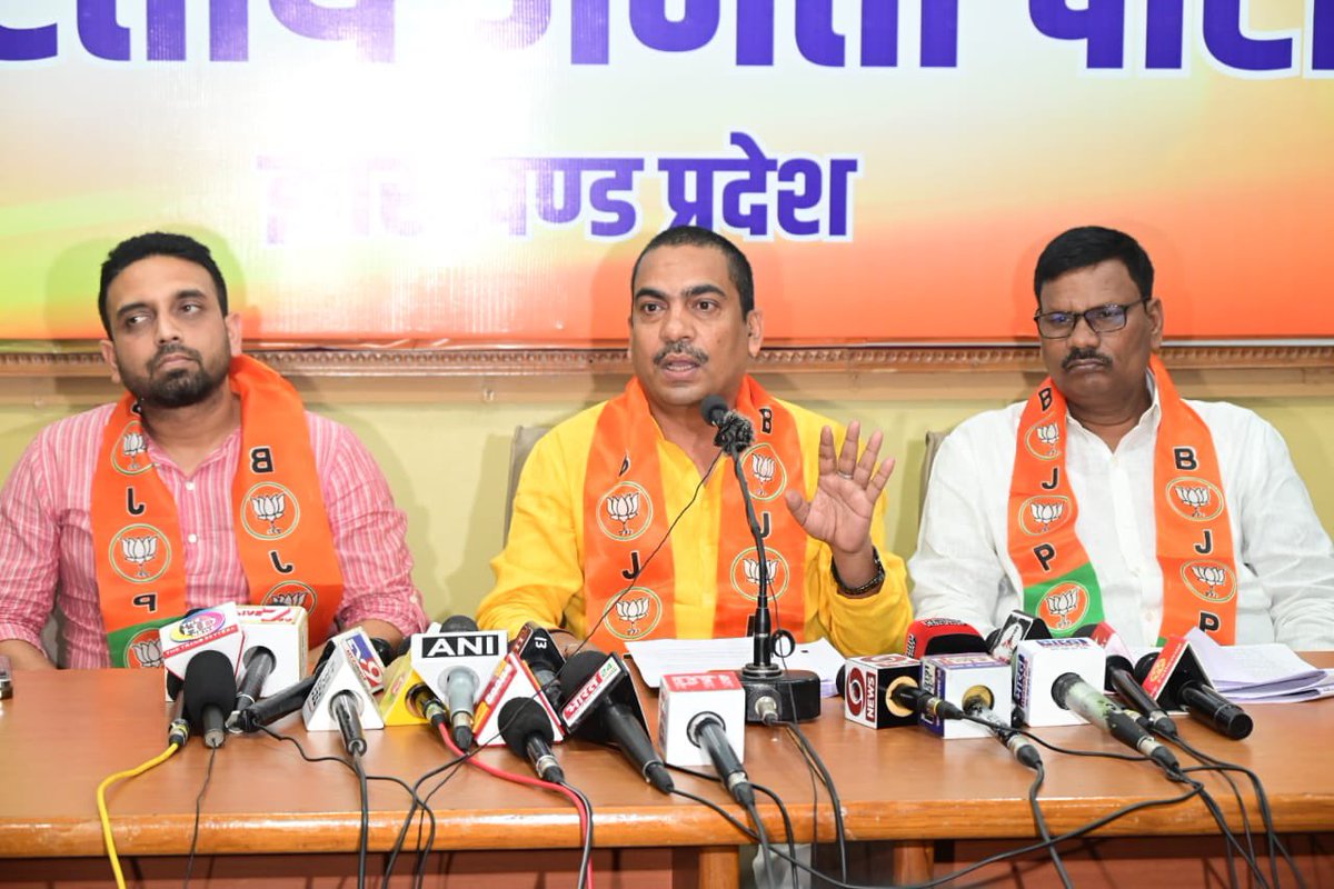 KunalSarangi's tweet photo. माननीय मुख्यमंत्री @HemantSorenJMM जी,

क्या JSSC या राज्य सरकार इन जैसे कई बिंदुओ पर अपना पक्ष स्पष्ट करने की स्थिति मे है और क्या JSSC के अध्यक्ष इन विसंगतियो के साथ नियुक्ति विज्ञापन निकालने के पक्ष में थे? 

1. झारखंड शिक्षक पात्रता परीक्षा नियमावली 2019 के अनुसार प्रत्येक वर्ष शिक्षक पात्रता परीक्षा कराना अनिवार्य है। ऐसे में राज्य के चार लाख से अधिक प्रशिक्षण प्राप्त शिक्षक अभ्यर्थी इस नियुक्ति प्रक्रिया में शामिल ही नहीं हो पाएंगे।

2. राष्ट्रीय अध्यापक शिक्षा परिषद  के निरूपित मार्गदर्शी सिद्धांतों के अनुसार प्रत्येक वर्ष कम से कम एक टेट की परीक्षा होनी चाहिए।

3. दिए गए विज्ञापन के अनुसार झारखंड में शिक्षक वही लोग बन पाएंगे जो झारखंड शिक्षक पात्रता परीक्षा उत्तीर्ण है।

4. विज्ञापन में शिक्षकों का वेतन को 4200 ग्रेड पे से घटा कर आधा कर दिया गया है जो दुर्भाग्यपूर्ण है। 

5. सरकार अगर झारखंड शिक्षक पात्रता परीक्षा आयोजित कराने में सक्षम नहीं है तो कम से कम राज्य के खतियानी एवं मूलवासी सी टेट उत्तीर्ण अभ्यार्थियों को बहाली प्रक्रिया में शामिल होने का मौका दिया जाना चाहिए।

6. बिहार, उत्तर प्रदेश, उत्तराखंड, त्रिपुरा,असम, दिल्ली समेत कई राज्यों में जहां प्रत्येक वर्ष टेट की परीक्षा आयोजित नहीं होती है वहां सीटेट को मान्यता दिया गया है।

7. 2016 में जब टेट की परीक्षा ली गई थी तो कक्षा 1 से 5 में B.ED शामिल नहीं किया गया था। परंतु दिए गए विज्ञापन में B.Ed किए हुए अभ्यर्थी भी कक्षा एक से पांचवीं में फॉर्म अप्लाई कर सकते हैं। लेकिन B.Ed अभ्यर्थी को टेट 1 से 5 में बैठने का मौका ही नहीं दिया गया था तो वह मुख्य परीक्षा में कैसे शामिल हो पाएंगे।

8. क्षेत्रीय भाषा में न्यायालय के हस्तक्षेप के बाद अंग्रेजी हिंदी और संस्कृत को जोड़ा गया है और क्षेत्रीय भाषा में काफी बदलाव किया गया है। पेपर वन में बांगला, उडीया जैसी भाषाओं का ऑपशन नही है। 

सरकार का पक्ष जानने की उत्सुक्ता के साथः

आपका
कुणाल