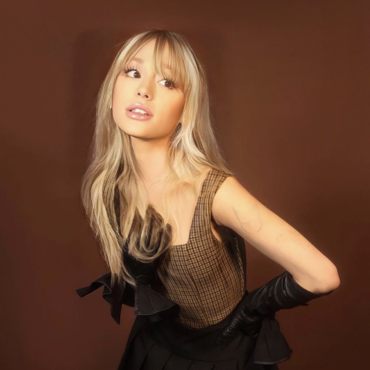 infoari's tweet photo. CONFIRMADO! People informa que Ariana e Ethan Slater realmente estão tendo um caso.

“Eles estão namorando. Ele se separou de seu casamento e tem um bebê.” https://t.co/PkKiiqMS3z