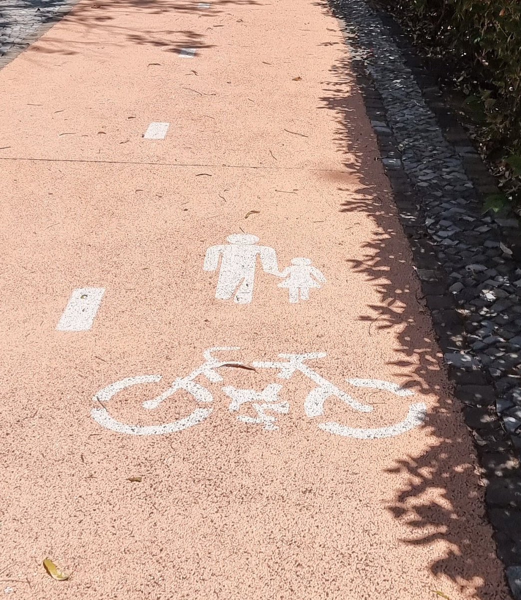 Quando dá jeito bastar pintar o chão e misturar peões e velocípedes.
Quando não dá jeito fala-se nos perigos que representam os velocípedes nos passeios junto aos peões.