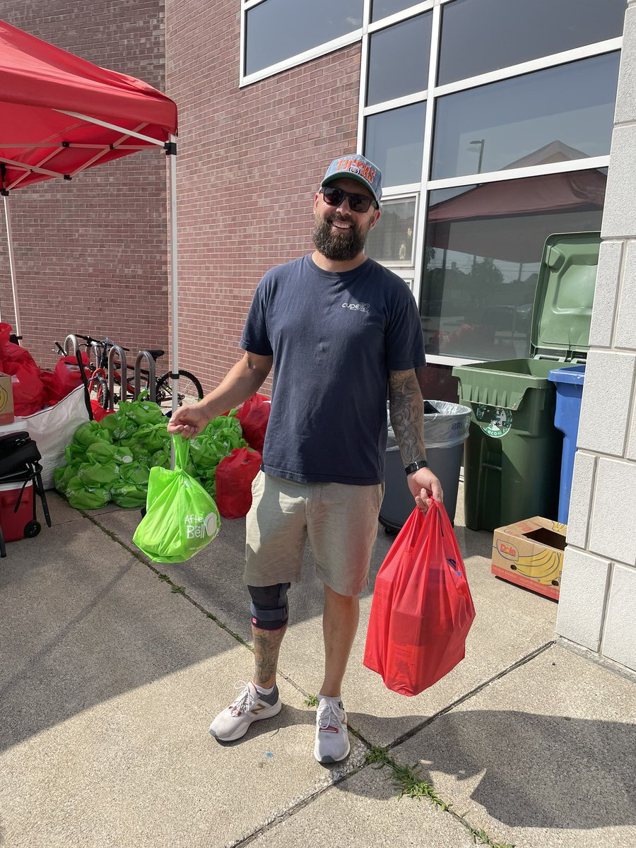 Having a good time at #SummerEats4Kids today handing our fresh fruits &amp; veggies and books to kids. Thank you to all the volunteers for coming out 😆🍎📚💚