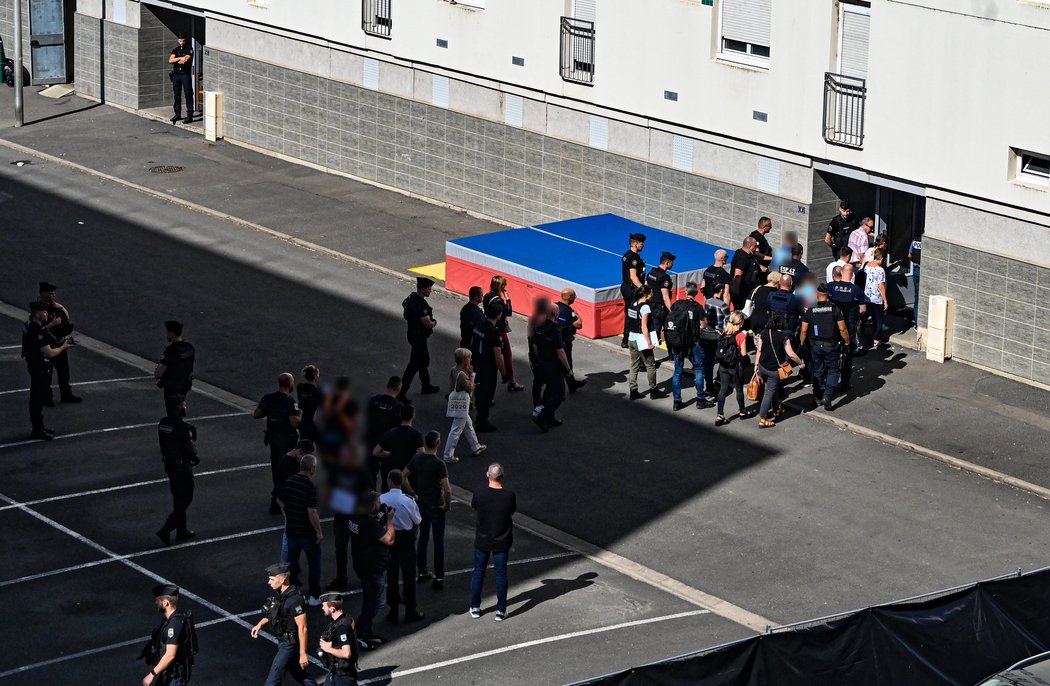 lejdc_fr's tweet photo. Reconstitution hors normes de l'affaire de l'homme jeté par la fenêtre d'un HLM à #Nevers [Vidéo]
https://t.co/hEkhKwG6AM https://t.co/QZoQOsYHp0
