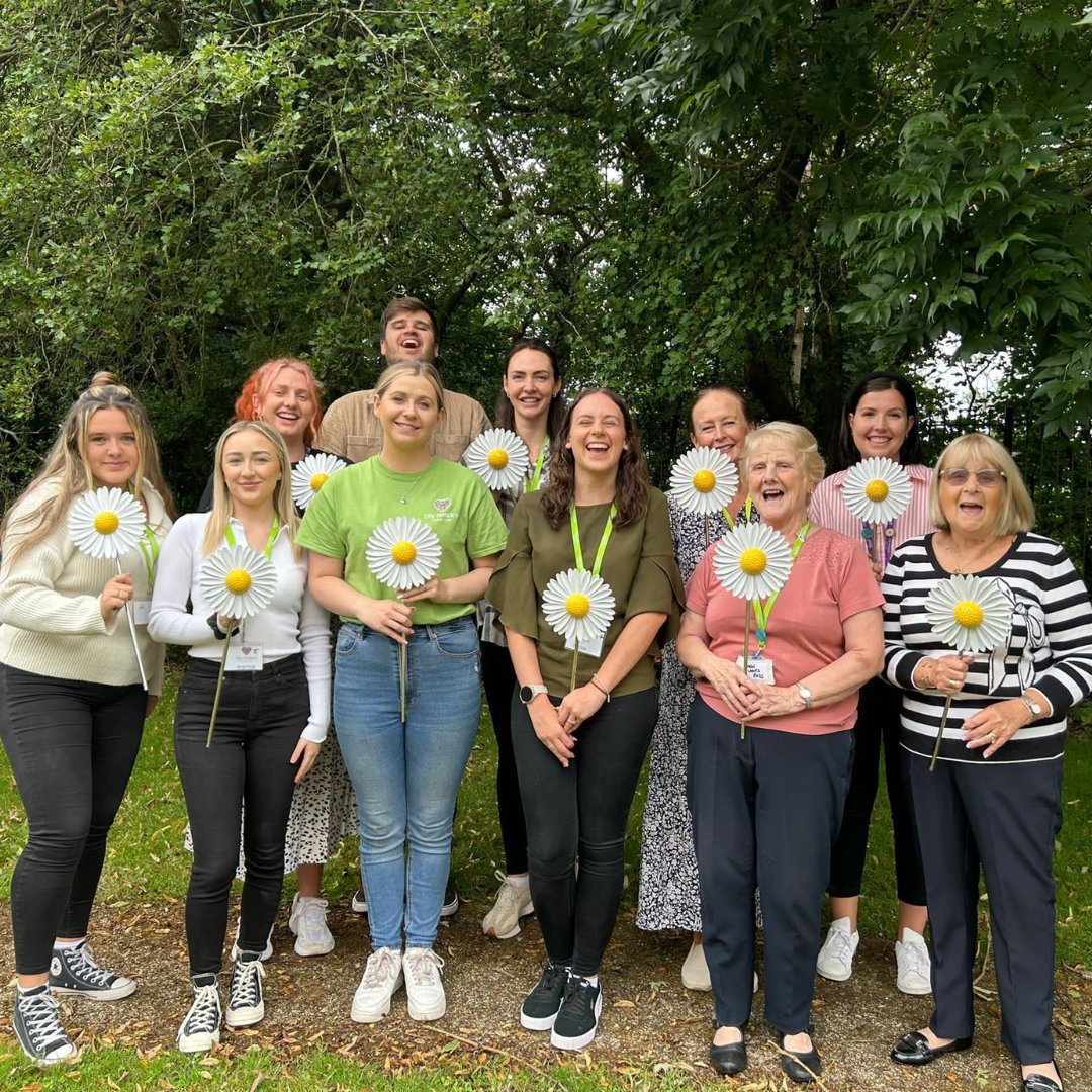 CityHospice's tweet photo. All systems go this week at City Hospice as our wonderful volunteers assembled our beautiful Forever Flowers ready for planting 🌼

A huge thank you to the team at @Redrow for helping us and being a part of this really special campaign 💚

Next stop, Cardiff Castle 🌼 https://t.co/dU2s8TjjL8