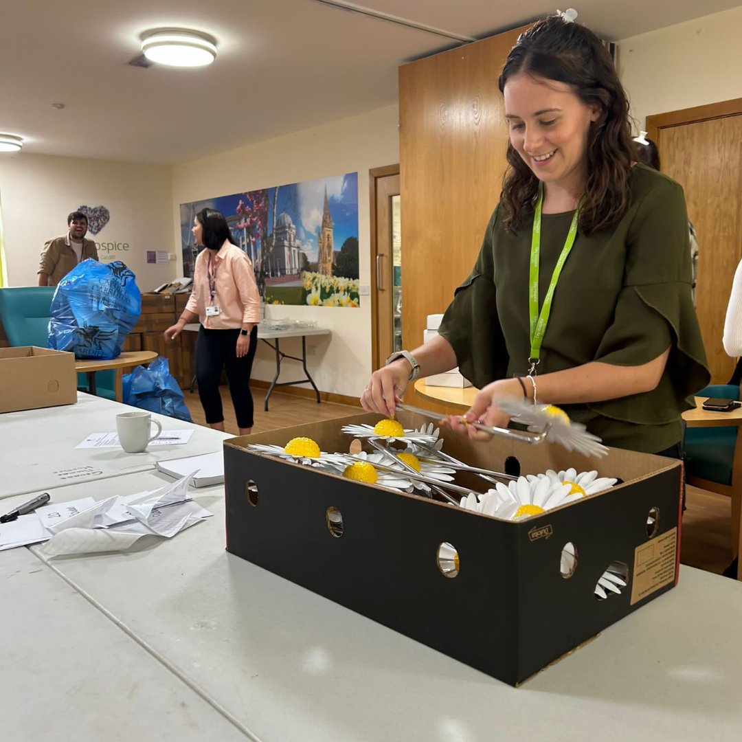CityHospice's tweet photo. All systems go this week at City Hospice as our wonderful volunteers assembled our beautiful Forever Flowers ready for planting 🌼

A huge thank you to the team at @Redrow for helping us and being a part of this really special campaign 💚

Next stop, Cardiff Castle 🌼 https://t.co/dU2s8TjjL8