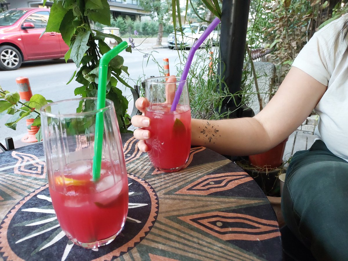 msafaksari's tweet photo. Güzel bir Ankara akşamüstünde @editordukkan'da "ne olduğu belli olmayan" yiyeceğiz. @treplevv bizi denek olarak kullanacak. Önden harikulâde bir hibiskus içiyoruz. Dükkan'da yer var. Pem sizi özler. https://t.co/9jSugEZvzu