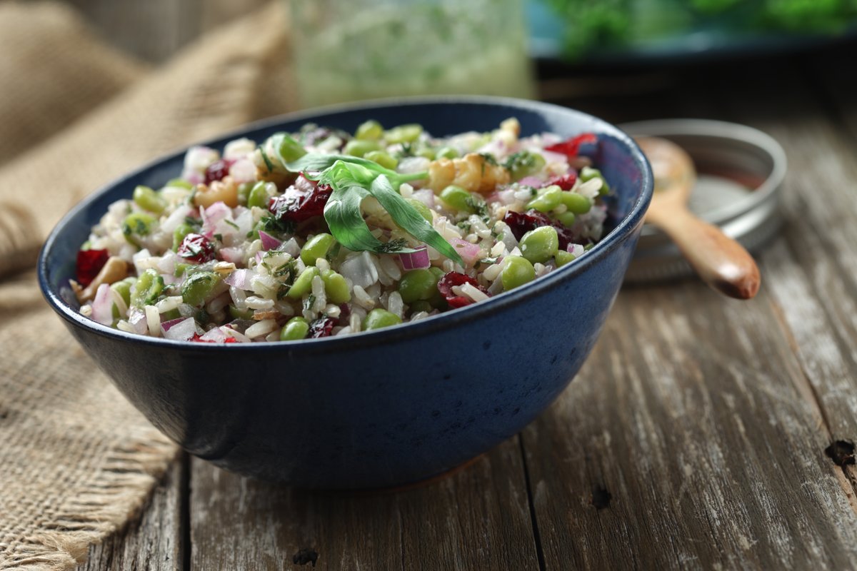 AlbertaPulse's tweet image. Our Green Split Pea Salad with Rice &amp;amp; Cranberries is a delicious way to use those dry peas in your pantry! This easy-to-make salad works as a side with any BBQ meal or as a convenient lunchtime meal-in-a-bowl. ow.ly/w6S850P7Yqb 
#LovePulses #salad #splitpeas