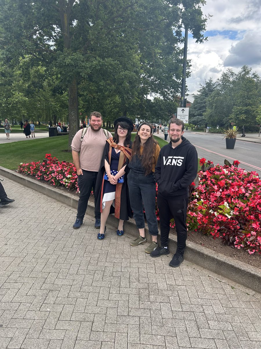 HelWilko's tweet photo. Graduated and got to wear a silly hat 🎉 https://t.co/P9Veeb0ssZ