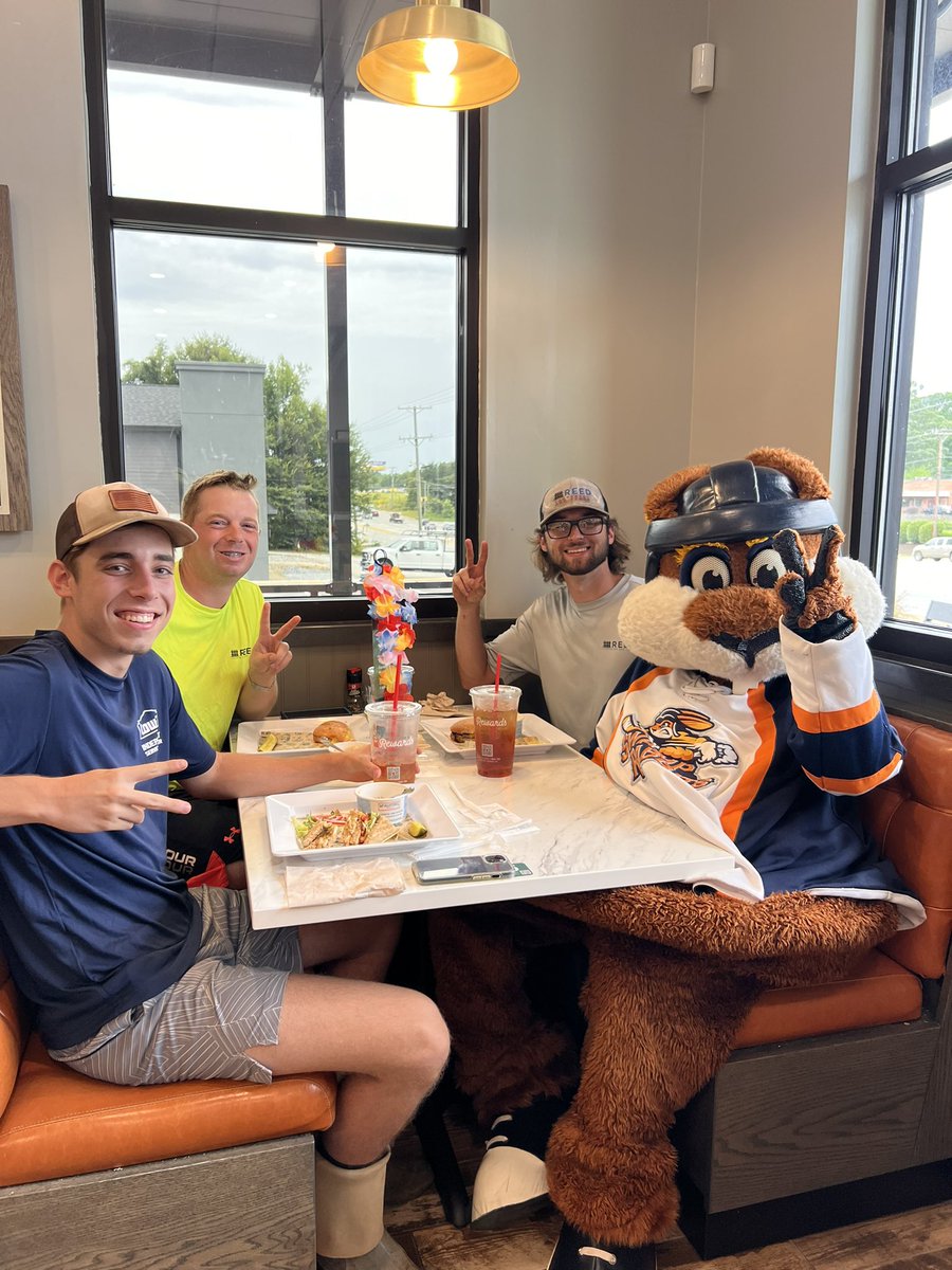 SwampRabbits's tweet photo. Stomper 🤝🏼 @McAlistersDeli
#FreeTeaDay is off to a great start! https://t.co/hyv6Cc6Re2