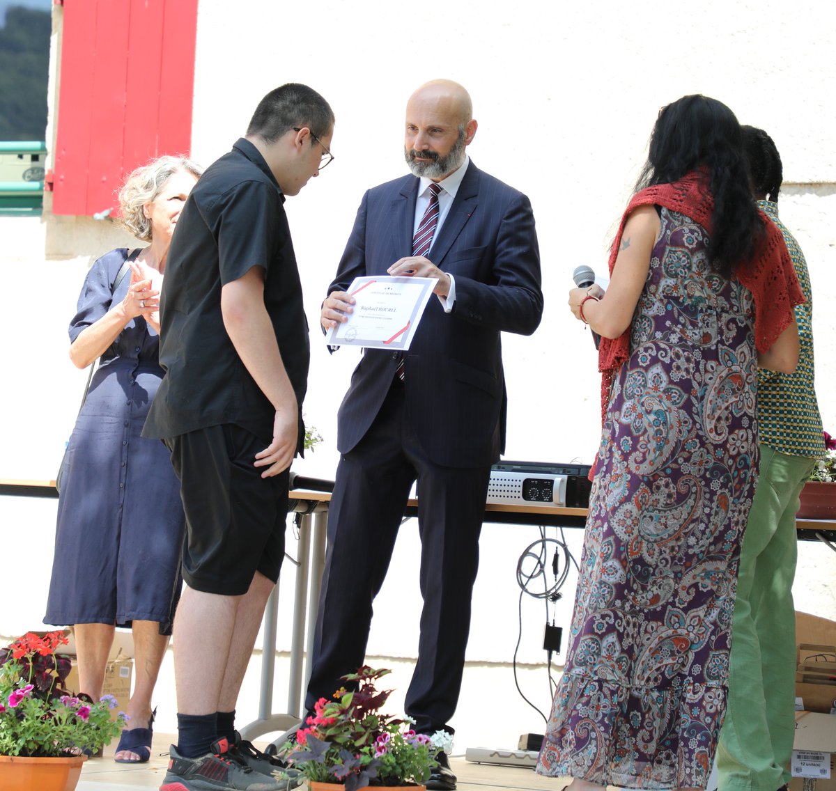 Prefet12's tweet photo. Le préfet a participé à la cérémonie de clôture de l'année scolaire et de remise de diplômes aux élèves accueillis par l'association du centre de Grèzes à Laissac-Séverac-l'Eglise, dans le cadre du Dispositif Institut Thérapeutique Éducatif et Pédagogique (DITEP).
#mdph12 #DITEP https://t.co/FEa3JqY9iU