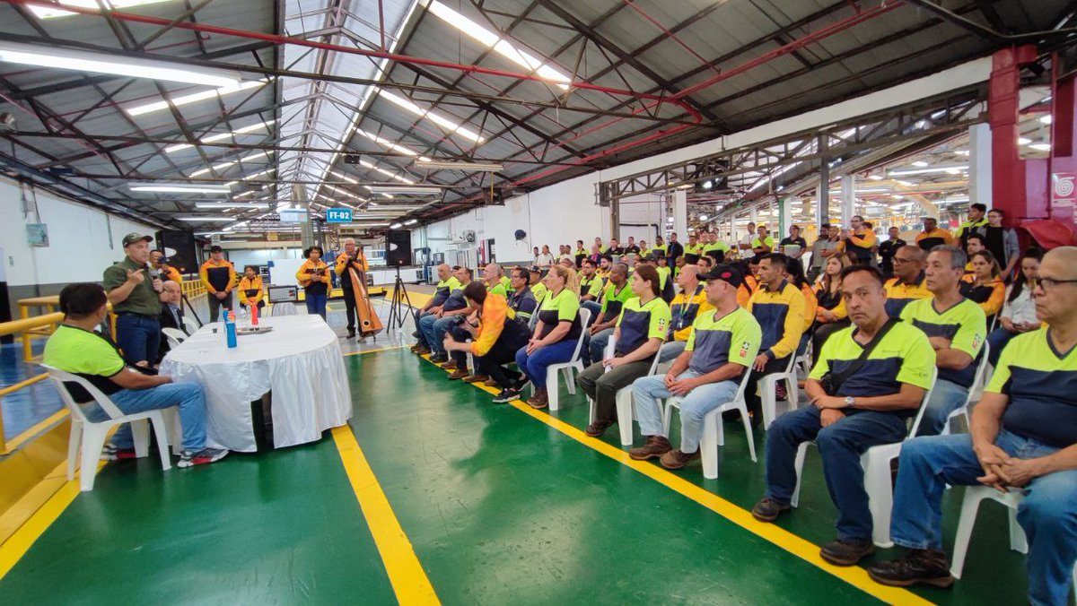 Les invito a continuar manteniendo la orientación de estar casados con la producción y elevar cada vez más los niveles de eficiencia, el Gobierno del Presidente <a href="/NicolasMaduro/">Nicolás Maduro</a> brinda todo el respaldo para l@s Trabajador@s de Cartones de Venezuela.

#VenezuelaCapitalDeLaPoesía