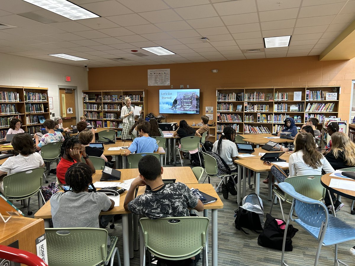 wkman3's tweet photo. Wonderful lesson on how to research with Ms. Ziller! @PineHollowMS @wavinglibrarian https://t.co/tGQENnOZrp
