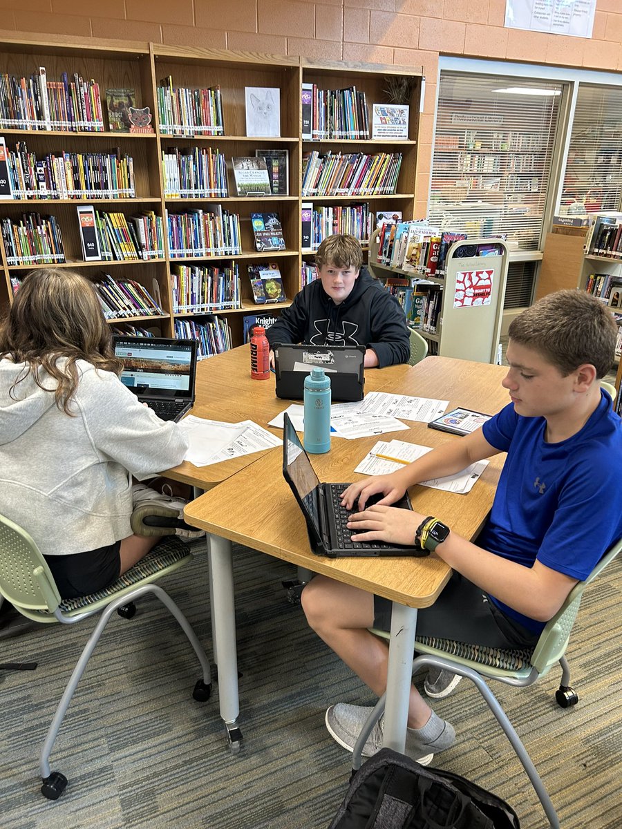 wkman3's tweet photo. Wonderful lesson on how to research with Ms. Ziller! @PineHollowMS @wavinglibrarian https://t.co/tGQENnOZrp
