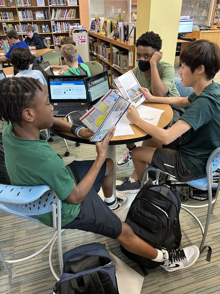 wkman3's tweet photo. Wonderful lesson on how to research with Ms. Ziller! @PineHollowMS @wavinglibrarian https://t.co/tGQENnOZrp