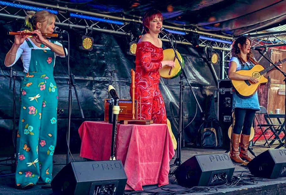 Had a blast at the wonderful #folkonthefarm festival in Anglesey, Wales last weekend! Thanks to Mike Hawkes for these great photos from the main stage, this is definitely one of those friendly festivals I hope to come back to again… until next year! #MichellPfeifferKulesh #Trio…