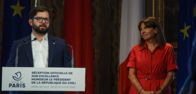En Francia: Presidente Boric y Alcaldesa Hidalgo Conmemoran a Salvador Allende y Víctimas del Golpe de Estado

- En un emotivo encuentro celebrado en el Ayuntamiento de París, el Presidente de Chile, Gabriel Boric, se reunió con la Alcaldesa de la ciudad, Anne Hidalgo, para