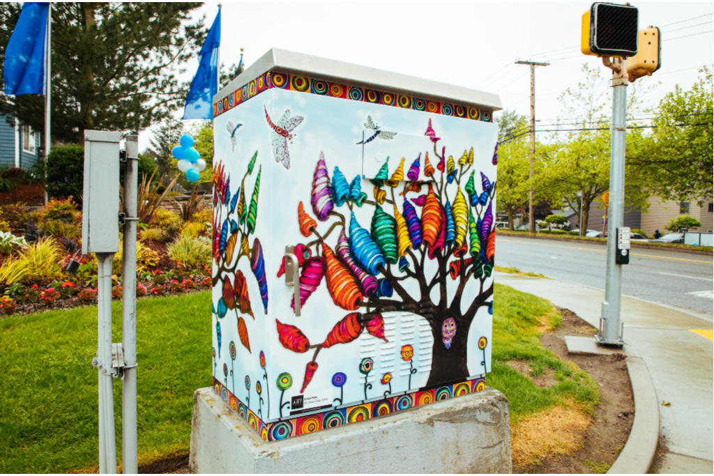 cityofkent's tweet photo. Have you seen any of the beautiful traffic control box art wraps around the city? 🎨
These were made possible through our Public Art program! #KentArts
It's a partnership between artists, the Arts Commission and our Parks, Public Works and Police departments. https://t.co/e83R0r9afx