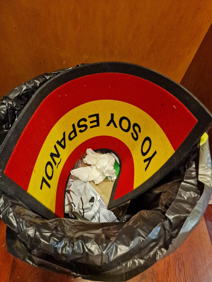 IgnatiusFarray's tweet photo. Para mí ser español significa que te importe una mierda ser español. Sinceramente, la veo como una tradición muy nuestra esa desafección. Y, con todos los respetos, los españoles que se toman a sí mismos demasiado en serio siempre me parecieron, paradójicamente, poco españoles... https://t.co/CAjIt2WCgr
