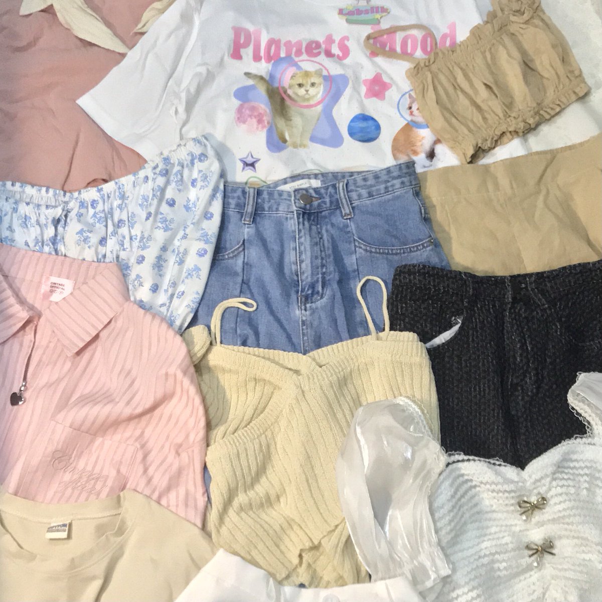 🌷 ˖ ࣪  lot.44 𖥔 ࣪ 🌼
! รับเอฟในไดเรก ig :applepaperr !
โล๊ะเสื้อผ้ามือสอง ครอป กระโปรง กางเกง เซต มีมากกว่าในรูป 🥣
🍰 กดรีลด 5 บาท 🍒
 ลงในทวิตวันเสาร์ เวลา 12:30 น. 🫧
#ส่งต่อ #ส่งต่อเสื้อผ้า #เสื้อผ้ามือสอง #ส่งต่อเสื้อผ้ามือสอง #โล๊ะตู้เสื้อผ้า #เสื้อผ้ามือสองสภาพดี