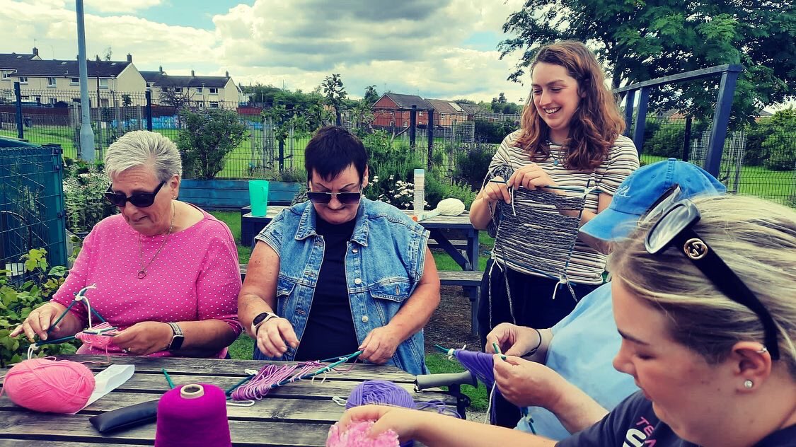 greenspacetrust's tweet photo. We had a lovely afternoon in the garden at @GoodtreesNC garden yesterday, weaving with wool and natural materials foraged from our surroundings - bringing generations together 🌿🌺🌸#naturalcraft #wellbeing #intergenerational #communitygardenspace https://t.co/VISg0Q6B8A