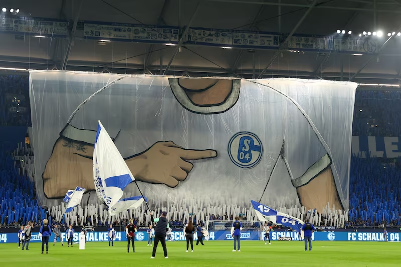 UltrasGerman's tweet photo. Der FC #Schalke 04 hatte in dieser Saison wohl die kreativste und atemberaubendste Choreo in einem Bundesligaspiel.

Die Plastikfolie mit dem Trikot der Königsblauen wurde mithilfe von Rauchtöpfen blau einGEfärbt, was insgesamt ein sehr schönes Gesamtbild ergab. 
#S04 https://t.co/skUQcvojOQ