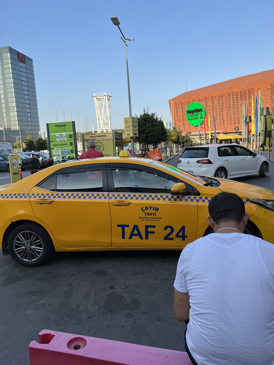 oltcit's tweet photo. Yine bir taksi hikayesi, yolu beğenmediği için şoför almadı. 20temmız2023 19.10 suları (Not: geçici süreli olduğunu umduğum iki koltuk değneği de elimde) @IBBcozummerkezi @4444154 https://t.co/SD8jrbbH3k