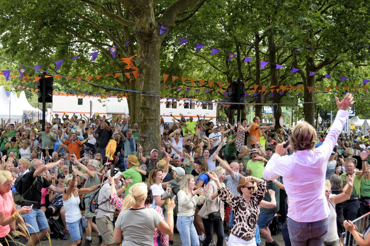 De lopers van de Vierdaagse in Nijmegen van 30-40-50 km waren nog niet moe en bouwde een gezellig feest met <a href="/schuurmansrene/">rene schuurmans</a> <a href="/melisound/">Meli Sound</a>  die een grandioos optreden gaf vanmiddag <a href="/OmroepGLD/">Omroep Gelderland</a> ! Was Super !! 📷