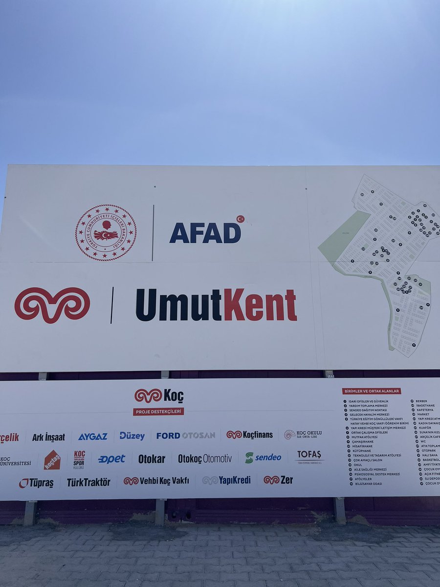 duygudemirdag's tweet photo. Hatay’da aylar sonra gülen yüzler gördüm. @kocholding her 6 dakikada bir konteyner üreterek, 4 şehirde toplamda 20 bin insanımıza ev olacak Umut Kent projesini hayata geçiriyor. 

🔺 Buranın gördüğüm diğer konteyner kentlerden en büyük farkı şu: Sadece konteyner’ları yan yana koymamışlar, mimarlarla çalışarak mahalleler oluşturmuşlar. 

🔺Kent Meydanı, okulları, ibadethanesi, marketi, tiyatrosu, spor alanları, çamaşırhanesi, istihdam ofisleri, kadın dayanışma merkezi olan bir şehir modeli vardı karşımızda. 

Var edenleri, emek verenleri yürekten kutlarım. 🙏🏻