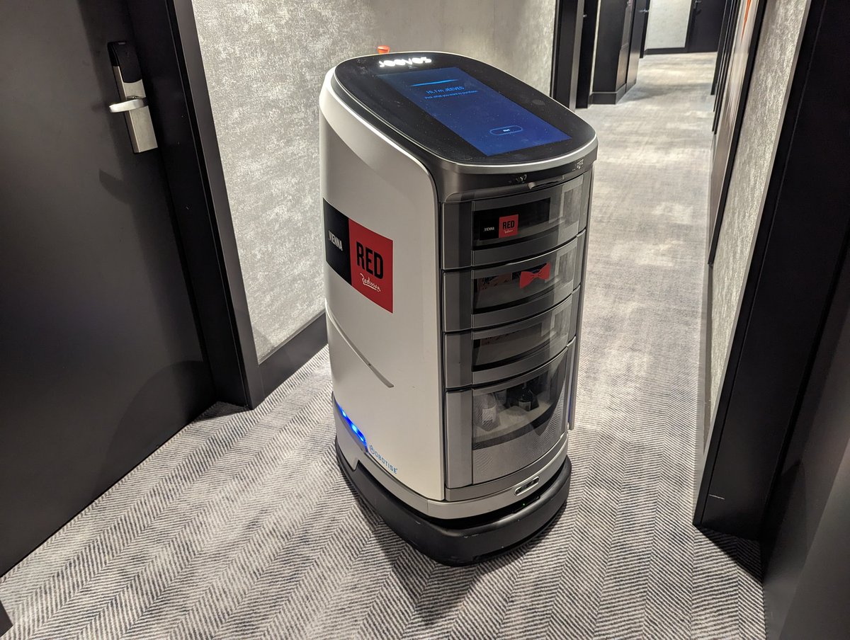 I have seen the future in the form of a #minibar #robot 🍺
