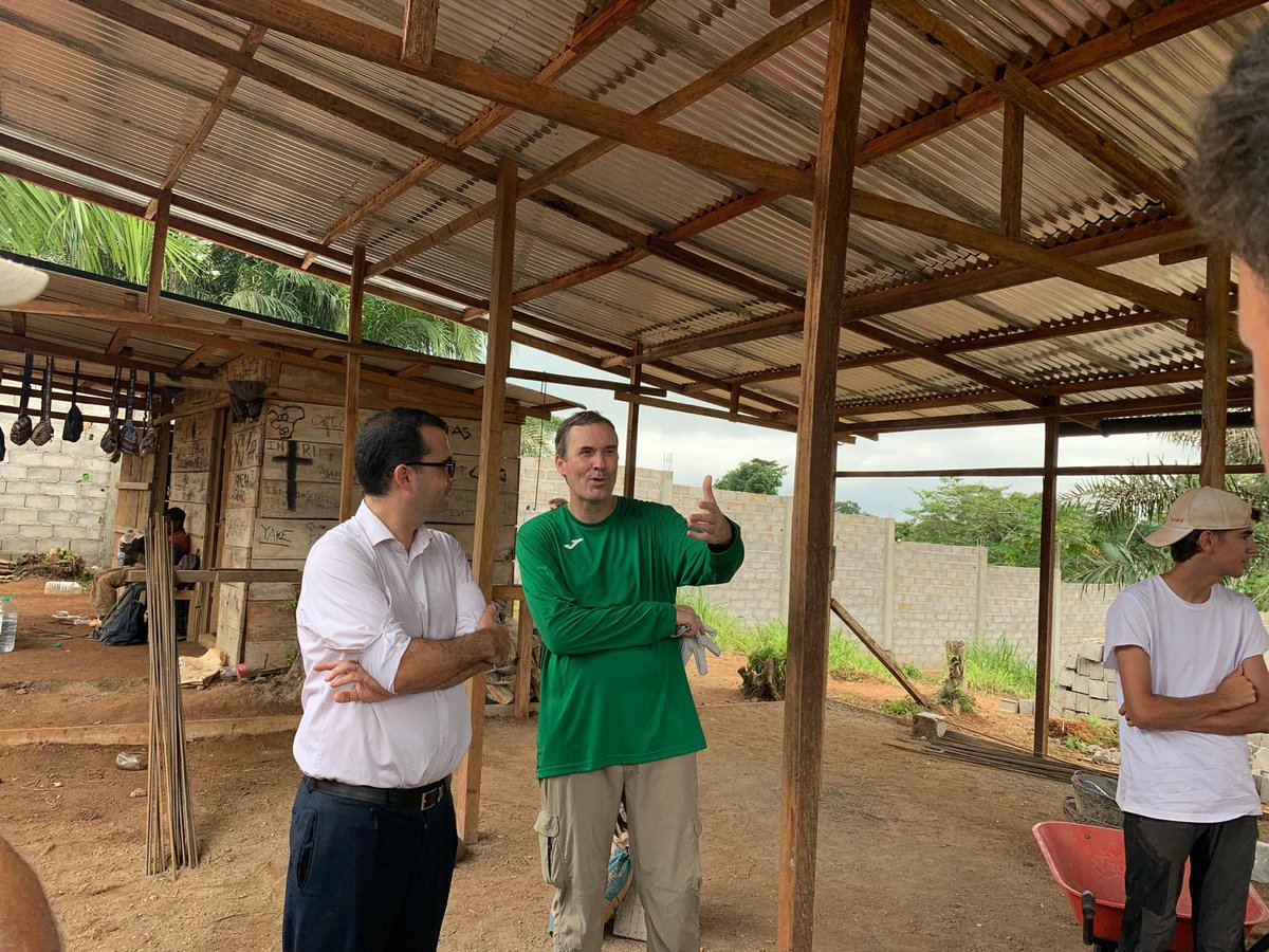 El Embajador García Lumbreras ha visitado hoy a 115 jóvenes 🇪🇦 de bachillerato del <a href="/ColegioRetamar/">Retamar</a> que en voluntariado están participando  en la construcción de una escuela en Bikok, periferia de #Yaoundé.  Orgullo💪 ante la solidaridad de nuestros jóvenes con 🇨🇲