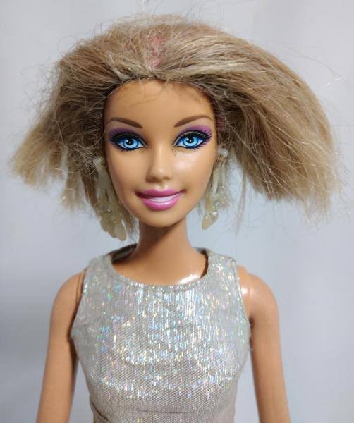 farinhaclara's tweet photo. um salve pras crianças dos anos 90 que cortavam os cabelos das Barbies e tinhas as bonecas todas assim https://t.co/5u6VtEXz1k