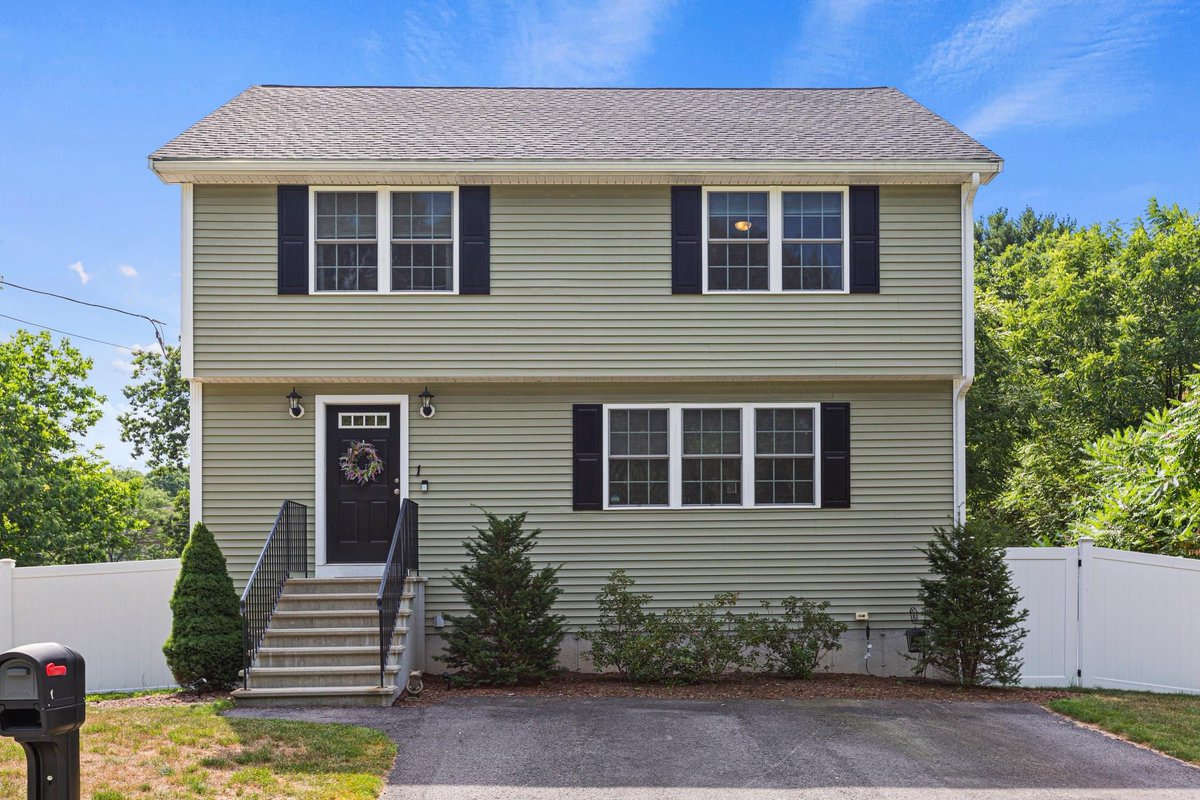 Sull12's tweet photo. #ComingSoon! This 3 bedroom, 1.5 bath Garrison in #BillericaMA. A 5 minute walk to the North Billerica Train Station. #StayTuned...
#BLRE #ICanSellYoursToo! https://t.co/mGtStdHmrc