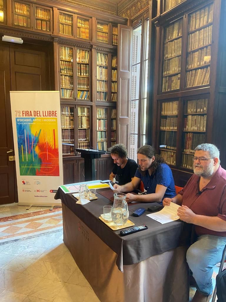 firallibrevell's tweet photo. 📚Presentació de la 72a edició de la Fira de Llibre d'Ocasió Antic i Modern.
🪧Nou cartell, obra de Sixe Paredes
❗La Fira recupera enguany el nombre de llibreries d'abans de la pandèmia
🗞️A més de l'exposició, la Fira incorpora activitats culturals els caps de setmana
I més... https://t.co/4kSRl7I1oy